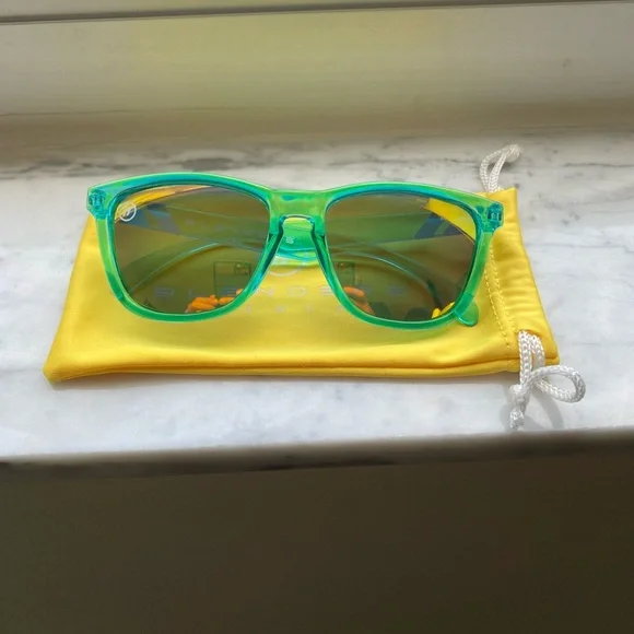 Stylish Green Sunglasses - Picture 4 of 6